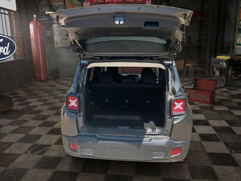 Used 2021 Jeep Renegade Latitude FWD image 10