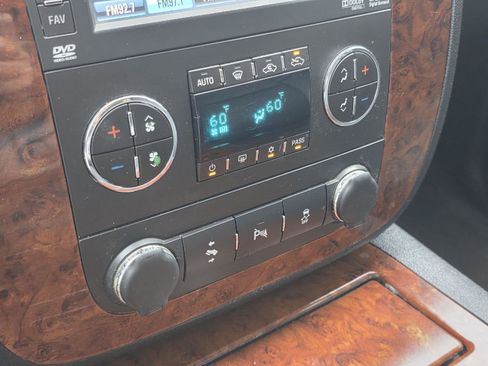 Used 2012 Chevrolet Avalanche LTZ AWD/4WD image 17