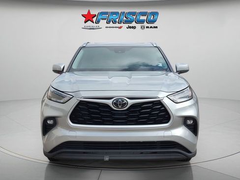 Used 2021 Toyota Highlander XLE FWD image 2