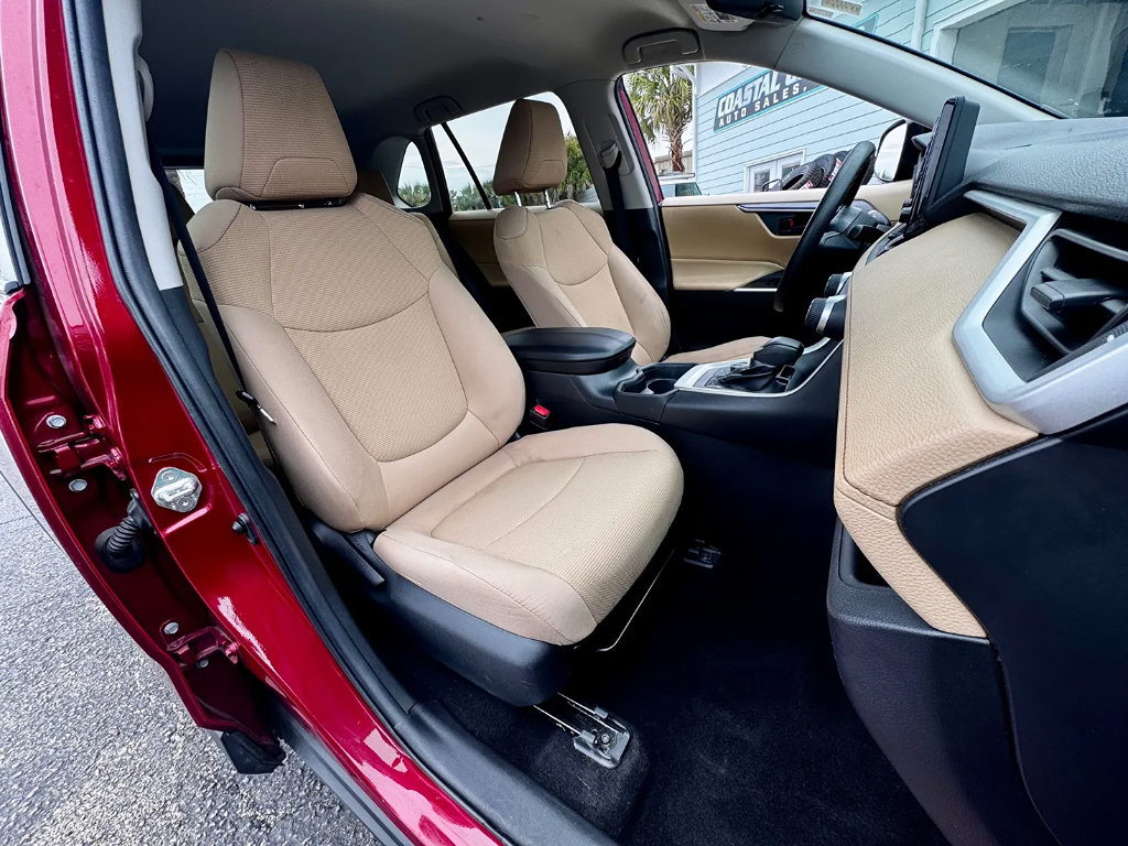 Used 2020 Toyota RAV4 LE AWD/4WD image 13