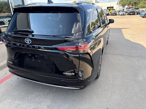 Used 2025 Toyota Sienna Platinum AWD/4WD image 7