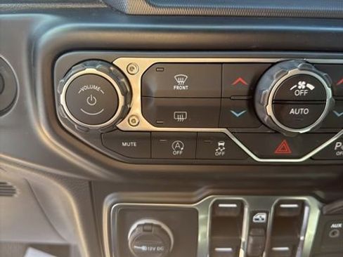 Used 2022 Jeep Wrangler Unlimited Sahara w/ LED Lighting Group AWD/4WD image 33