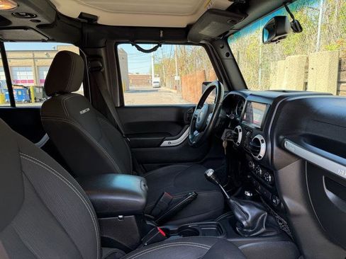 Used 2016 Jeep Wrangler Unlimited Rubicon w/ Connectivity Group AWD/4WD image 21