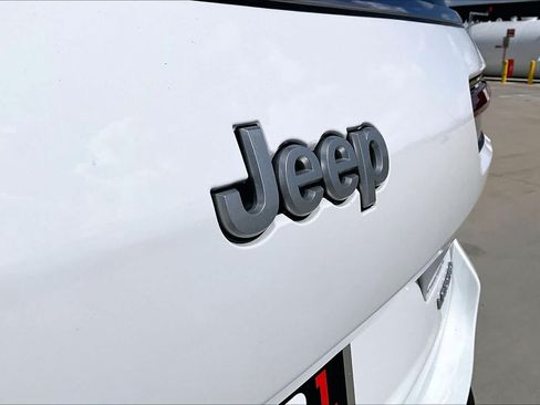 Used 2025 Jeep Grand Cherokee L Laredo RWD image 30