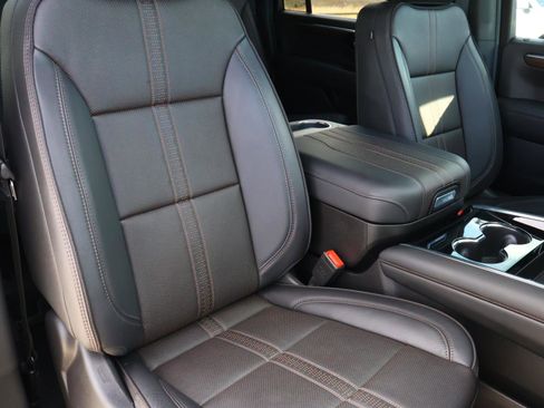 Used 2025 Chevrolet Suburban High Country image 20