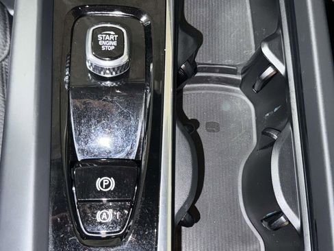 Used 2023 Volvo XC60 B5 Plus image 23