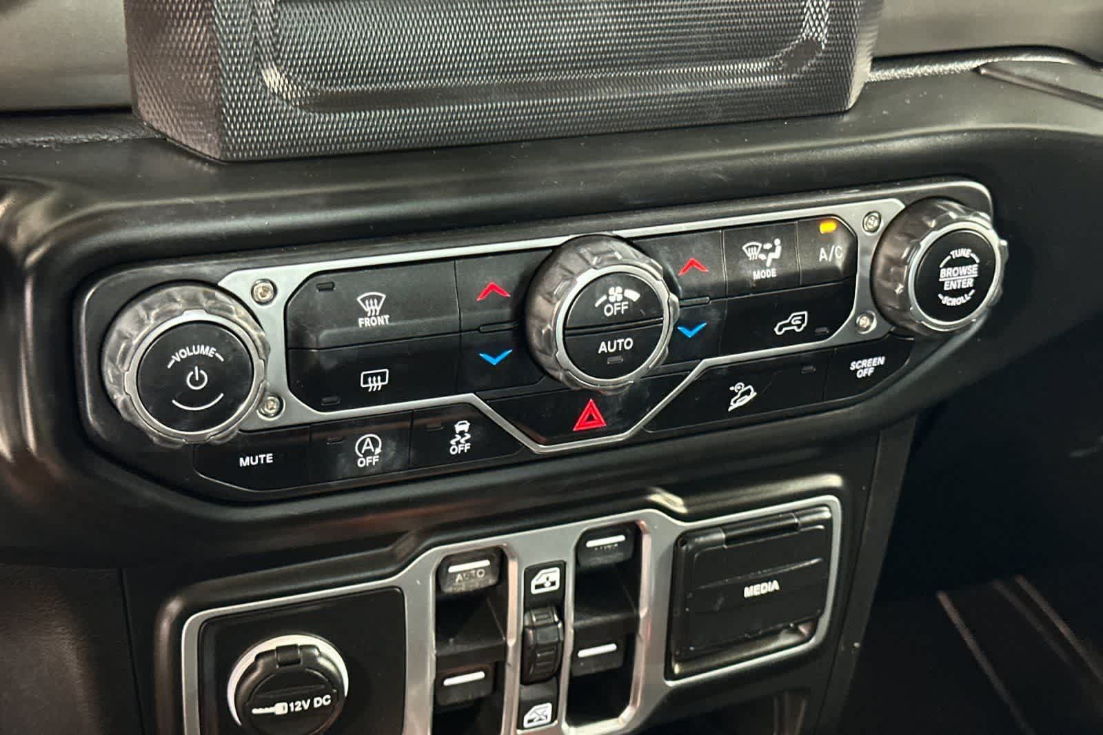 Used 2018 Jeep Wrangler Unlimited Sahara AWD/4WD image 21