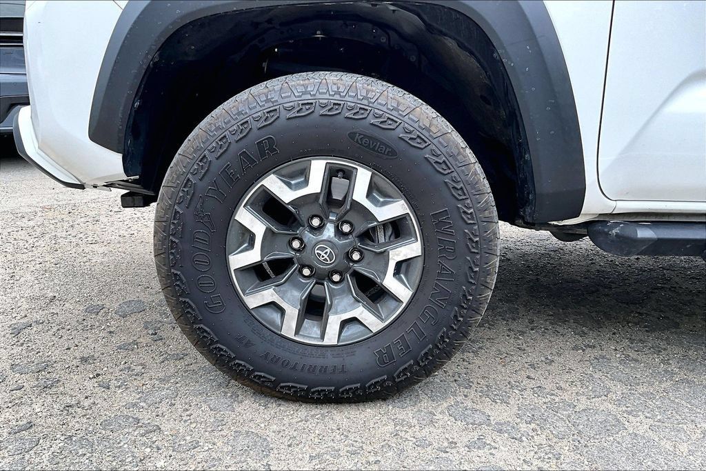 Used 2023 Toyota Tacoma TRD Off-Road w/ Black Out Package (TMS) AWD/4WD image 7
