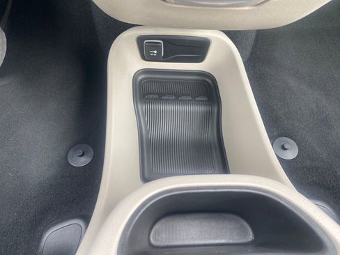 Used 2024 Chrysler Pacifica Touring-L FWD image 29