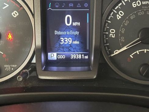 Used 2017 Toyota Tacoma TRD Sport image 28