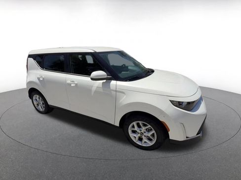 Used 2025 Kia Soul LX w/ LX Technology Package FWD image 2