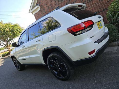 Used 2020 Jeep Grand Cherokee Laredo image 3