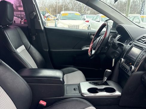 Used 2014 Toyota Camry SE image 12