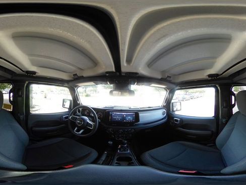 Used 2025 Jeep Wrangler Unlimited Sahara AWD/4WD image 42