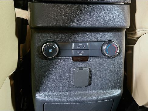 Used 2017 Ford Explorer XLT w/ Equipment Group 202A AWD/4WD image 22
