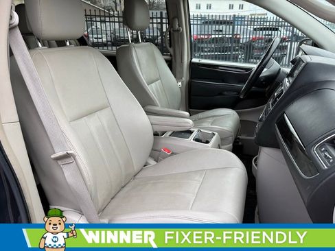 Used 2014 Chrysler Town & Country Touring-L w/ Driver Convenience Group image 13