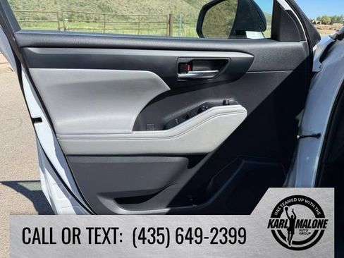Used 2022 Toyota Highlander XLE AWD/4WD image 12