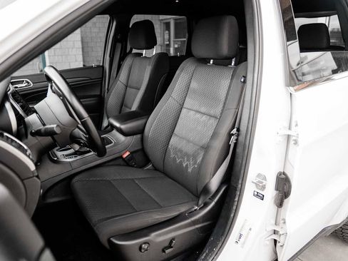 Used 2021 Jeep Grand Cherokee Laredo image 4