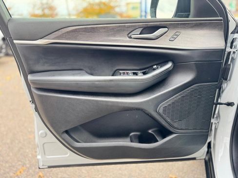 Used 2024 Jeep Grand Cherokee L Limited image 13