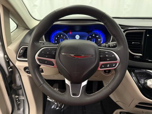 Used 2023 Chrysler Pacifica Touring-L FWD image 12