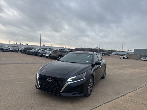 Certified 2023 Nissan Altima 2.5 SV w/ SV Premium Package image 7