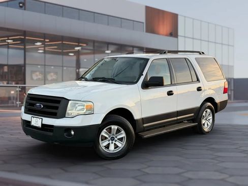 Used 2010 Ford Expedition XLT image 2
