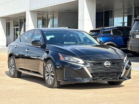 Used 2023 Nissan Altima 2.5 SV w/ SV Premium Package image 2
