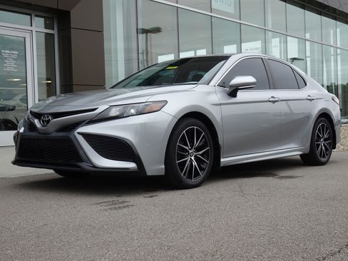 Used 2021 Toyota Camry SE w/ Convenience Package FWD image 1