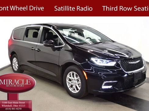 Used 2025 Chrysler Pacifica Select FWD image 1