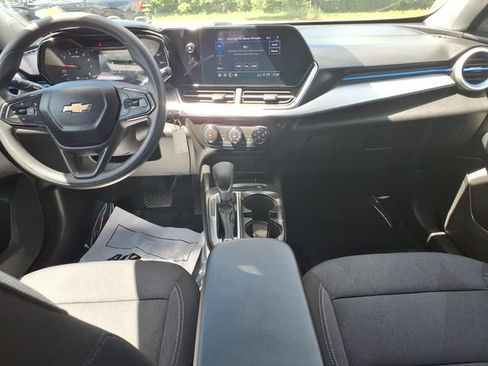 Used 2024 Chevrolet Trax LS w/ LS Convenience Package FWD image 10