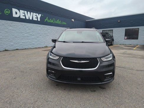Used 2021 Chrysler Pacifica Touring image 8