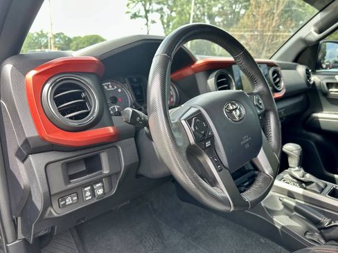 Used 2017 Toyota Tacoma TRD Sport w/ Tow Package AWD/4WD image 18