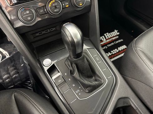 Used 2020 Volkswagen Tiguan SE image 18