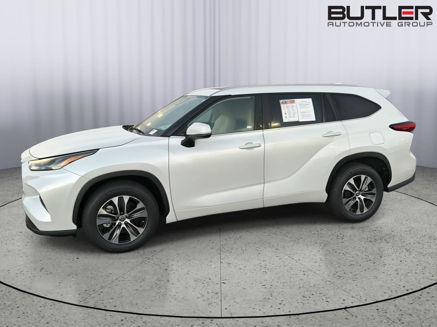 Used 2023 Toyota Highlander XLE FWD image 3