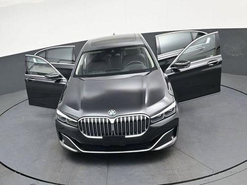 Used 2022 BMW 740i w/ Premium Package image 39