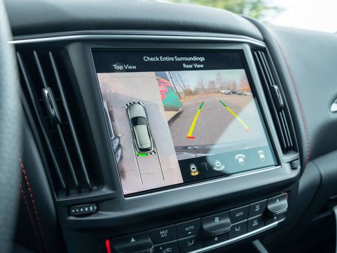 Used 2024 Maserati Levante GT Ultima image 23