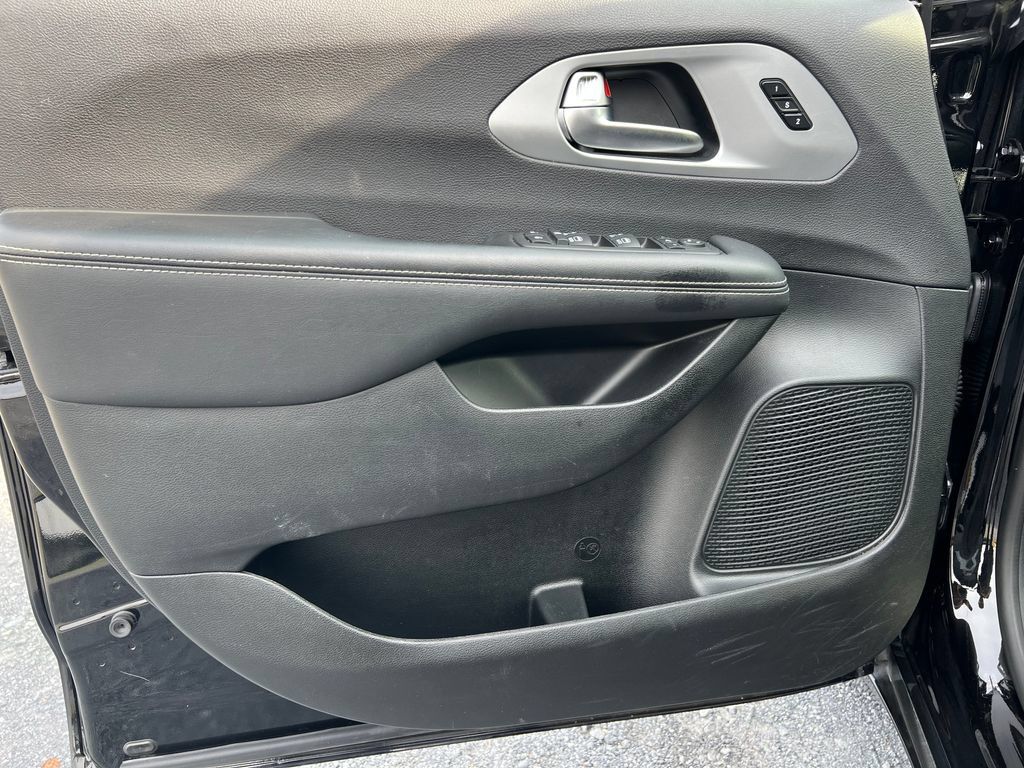 Used 2025 Chrysler Pacifica Limited FWD image 27