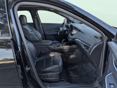 Used 2023 Cadillac XT4 Luxury w/ Cold Weather Package image 23