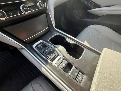Used 2018 Honda Accord Touring image 9