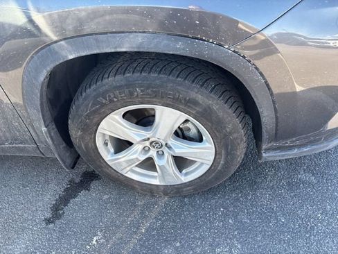 Used 2023 Toyota Highlander LE AWD/4WD image 13