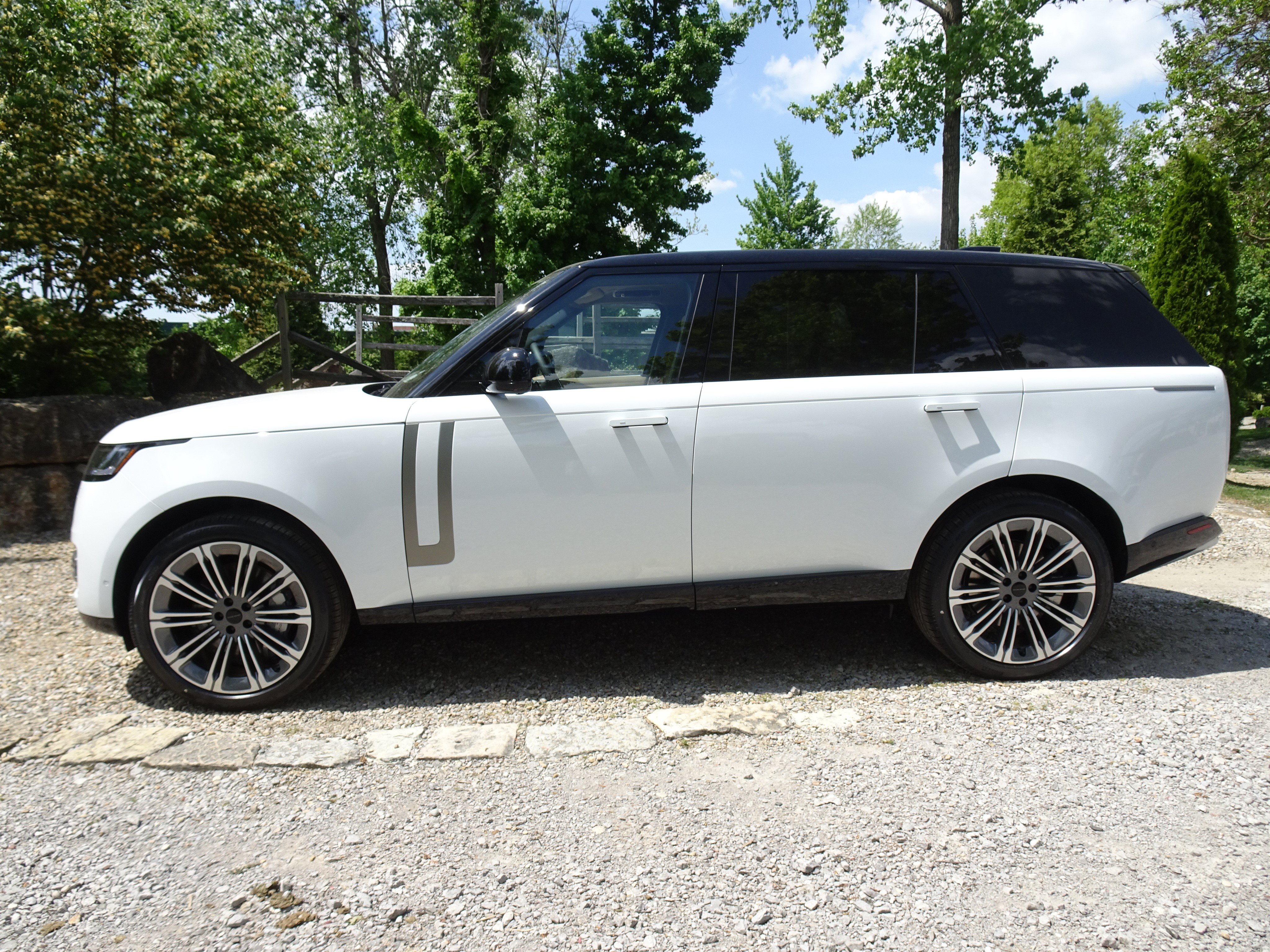 New 2026 Land Rover Range Rover Long Wheelbase SE AWD/4WD image 9