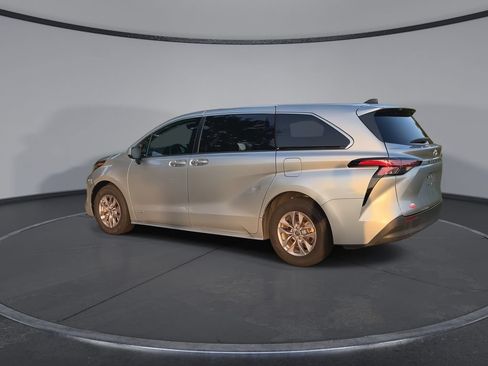 Used 2021 Toyota Sienna LE FWD image 6