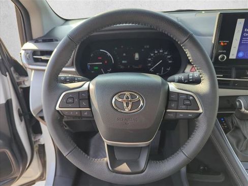 Used 2025 Toyota Sienna XLE FWD image 14