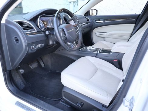 Used 2018 Chrysler 300 Limited image 35