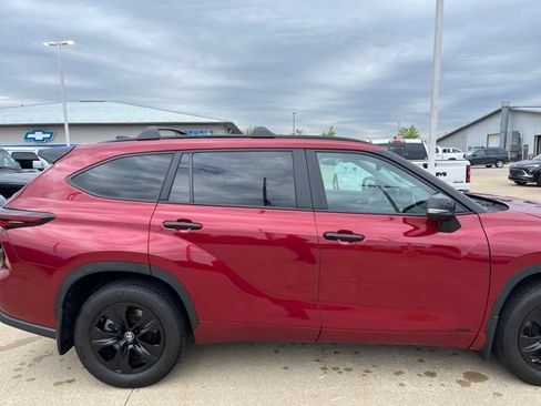 Used 2024 Toyota Highlander XLE AWD/4WD image 4