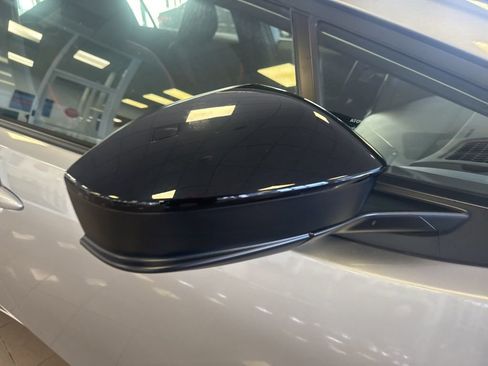 New 2025 Toyota Prius Plug-In Hybrid image 9