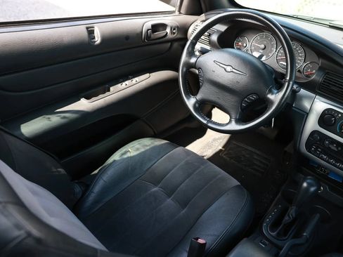 Used 2006 Chrysler Sebring Touring FWD image 12