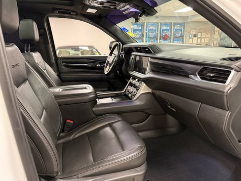 Used 2021 GMC Yukon XL Denali w/ Denali Premium Package image 30
