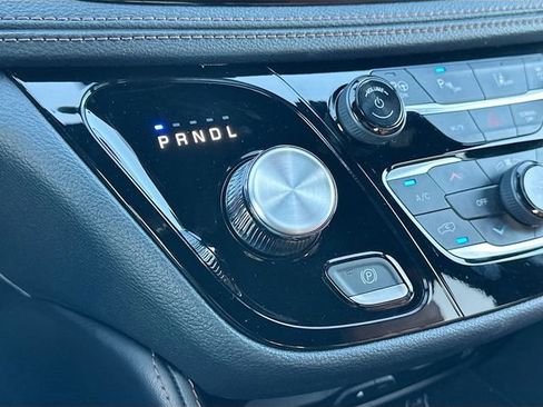 Used 2025 Chrysler Pacifica Pinnacle FWD image 17