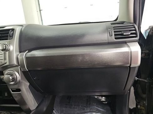 Used 2017 Toyota 4Runner SR5 AWD/4WD image 38